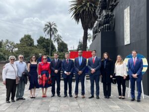 Ofrenda floral en Quito por la onomástica de la independencia de Paraguay